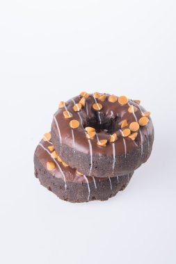 Beyaz arka planda çikolatalı çörekler.