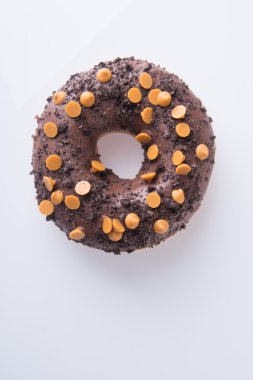 Beyaz arka planda çikolatalı çörekler.