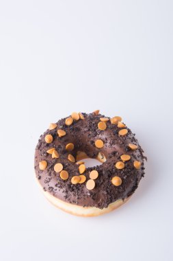 Beyaz arka planda çikolatalı çörekler.