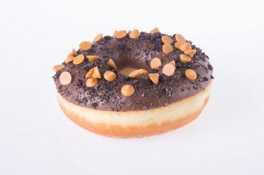 Beyaz arka planda çikolatalı çörekler.