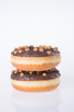 Beyaz arka planda çikolatalı çörekler.