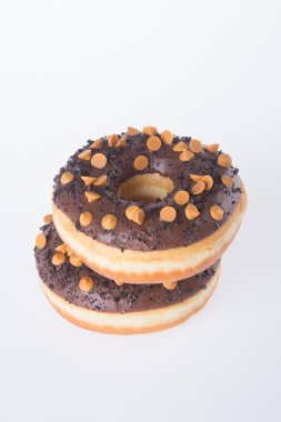 Beyaz arka planda çikolatalı çörekler.