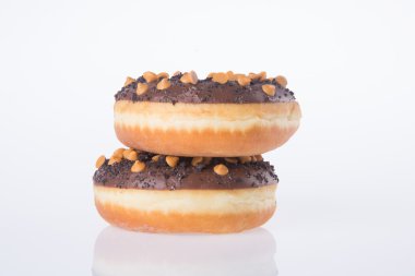 Beyaz arka planda çikolatalı çörekler.