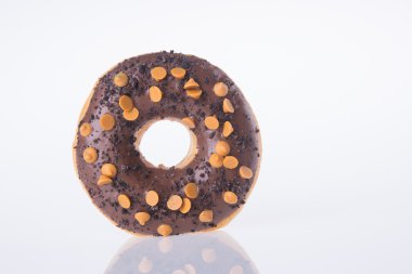 Beyaz arka planda çikolatalı çörekler.