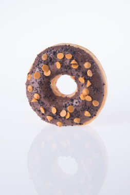 Beyaz arka planda çikolatalı çörekler.