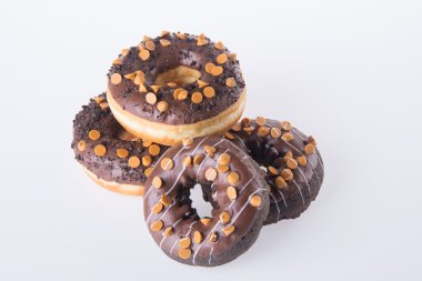 Beyaz arka planda çikolatalı çörekler.