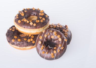 Beyaz arka planda çikolatalı çörekler.