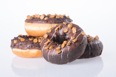 Beyaz arka planda çikolatalı çörekler.