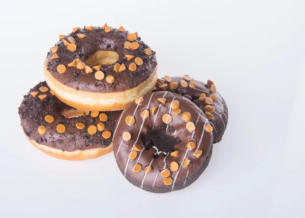 Beyaz arka planda çikolatalı çörekler.