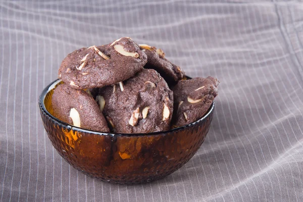 Mandorle gocce di cioccolato biscotti su sfondo — Foto Stock