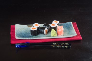 Japon mutfağı. Arka planda suşi var.