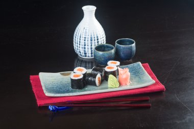 Japon mutfağı. Arka planda suşi var.