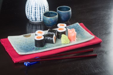 Japon mutfağı. Arka planda suşi var.