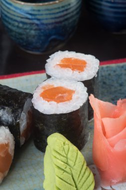 Japon mutfağı. Arka planda suşi var.