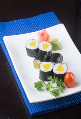 Japon mutfağı. Arka planda suşi var.