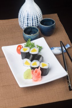 Japon mutfağı. Arka planda suşi var.