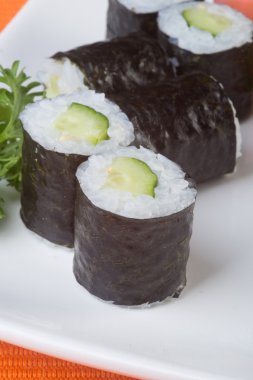 Japon mutfağı. Arka planda suşi var.