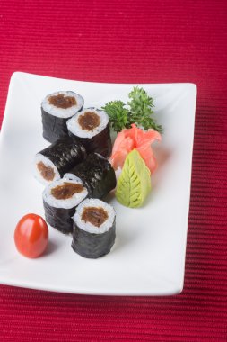 Japon mutfağı. Arka planda suşi var.