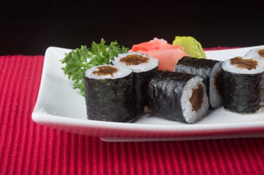 Japon mutfağı. Arka planda suşi var.