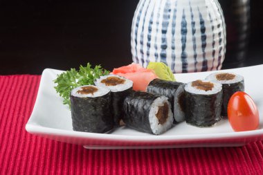 Japon mutfağı. Arka planda suşi var.