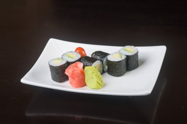 Japon mutfağı. Arka planda suşi var.