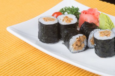 Japon mutfağı. Arka planda suşi var.