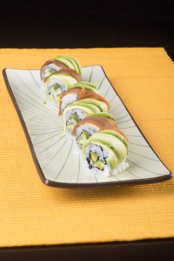 Japon mutfağı. Arka planda suşi var.