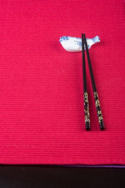 yemek çubukları. arka planda iki chopssticks