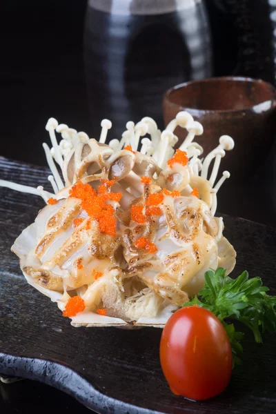 Cocina japonesa. pescado de concha a la parrilla en el fondo — Foto de Stock