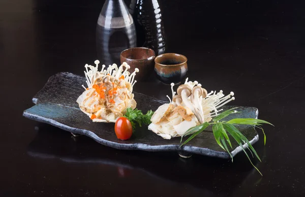 Cuisine japonaise. poissons coquillages grillés sur le fond — Photo