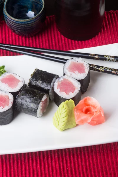 Japansk mat. sushi på bakgrunden — Stockfoto