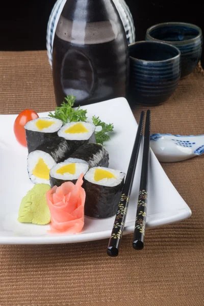 Masakan Jepang. sushi di latar belakang — Stok Foto