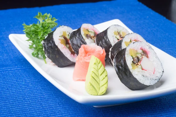 Cocina japonesa. sushi en el fondo — Foto de Stock