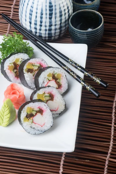 Japanse keuken. sushi op de achtergrond — Stockfoto