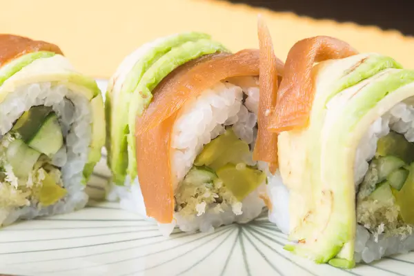 Japon mutfağı. Arka planda suşi var.