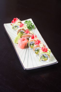 Japon mutfağı. Arka planda suşi var.