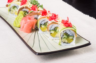 Japon mutfağı. Arka planda suşi var.