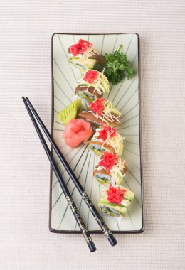 Japon mutfağı. Arka planda suşi var.