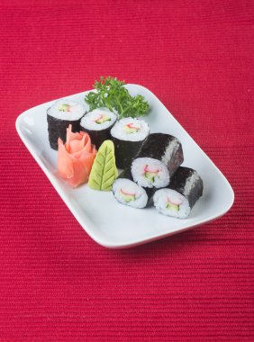 Japon mutfağı. Arka planda suşi var.