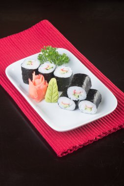 Japon mutfağı. Arka planda suşi var.