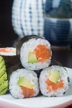 Japon mutfağı. Arka planda suşi var.