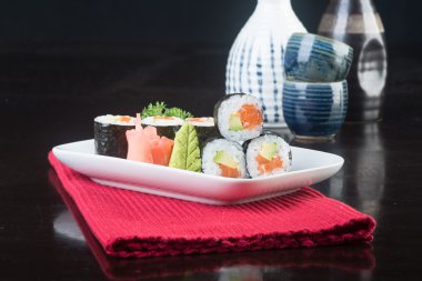 Japon mutfağı. Arka planda suşi var.