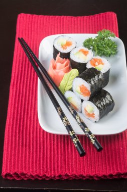 Japon mutfağı. Arka planda suşi var.