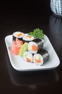 Japon mutfağı. Arka planda suşi var.