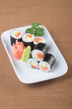 Japon mutfağı. Arka planda suşi var.