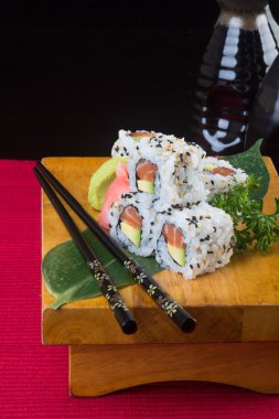 Japon mutfağı. Arka planda suşi var.