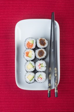 Japon mutfağı. Arka planda suşi var.