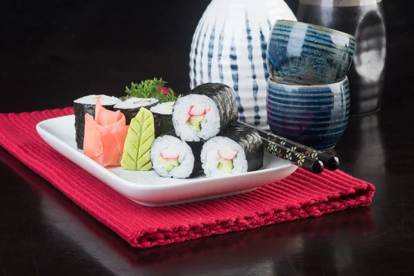 Cozinha japonesa. sushi em segundo plano — Fotografia de Stock