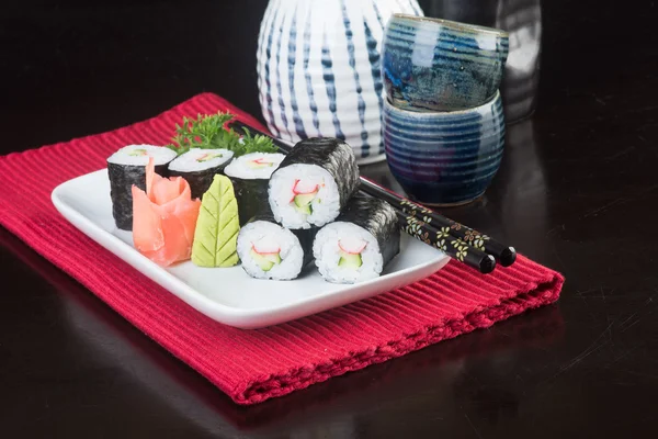 Cozinha japonesa. sushi em segundo plano — Fotografia de Stock