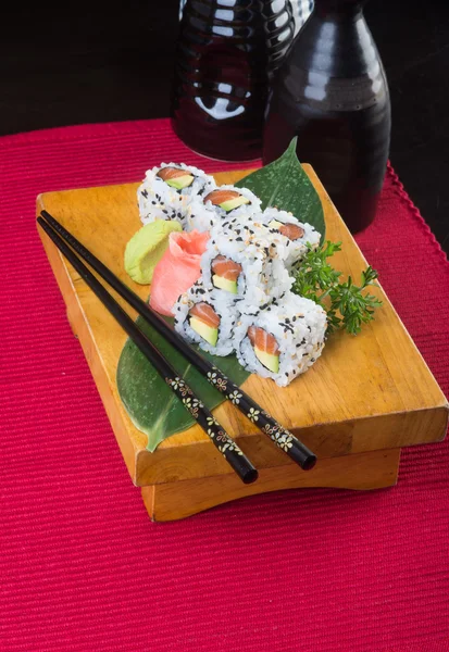 Japansk mat. sushi på bakgrunden — Stockfoto